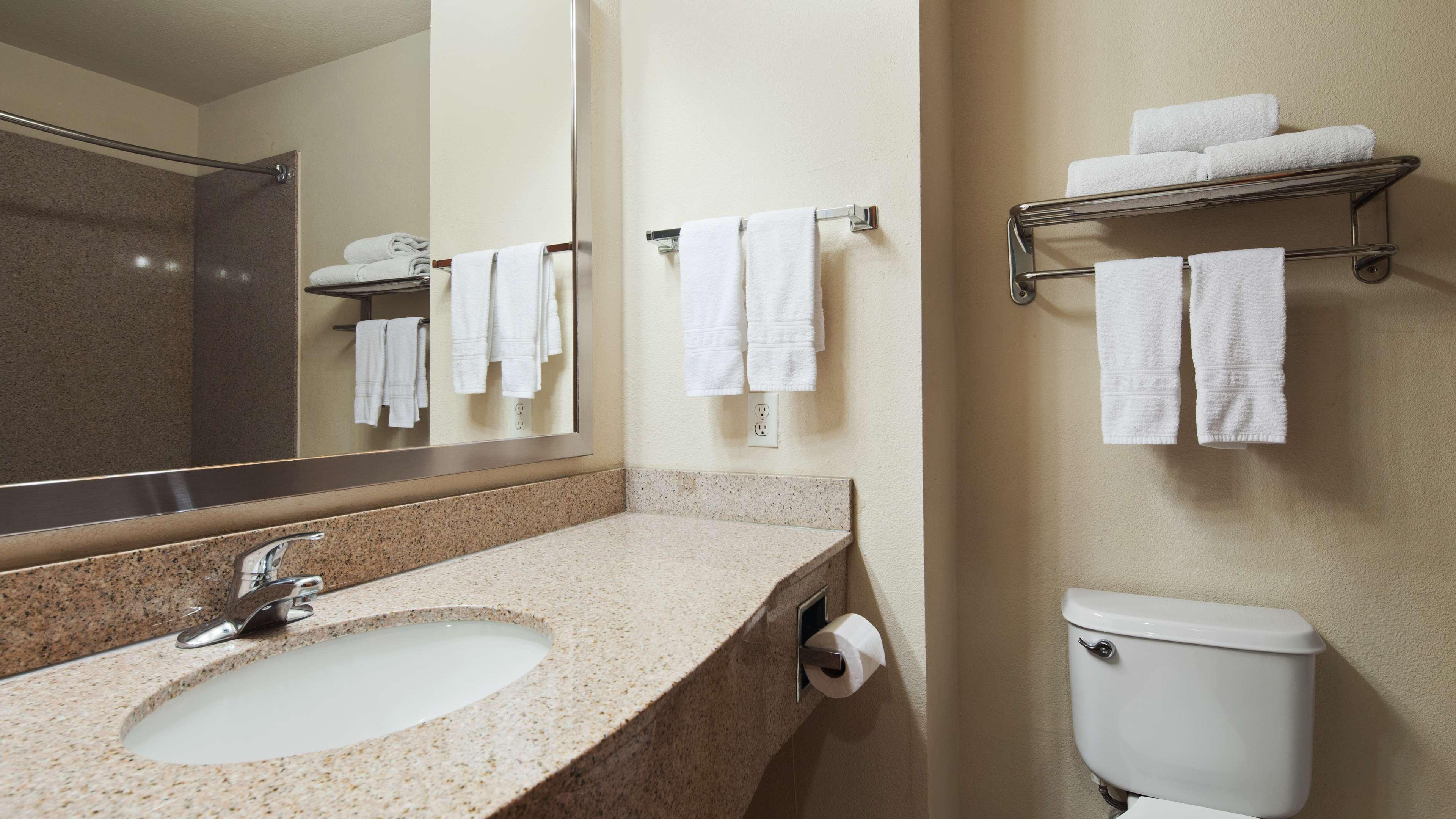 Best Western Inn & Suites Cleveland Exterior photo